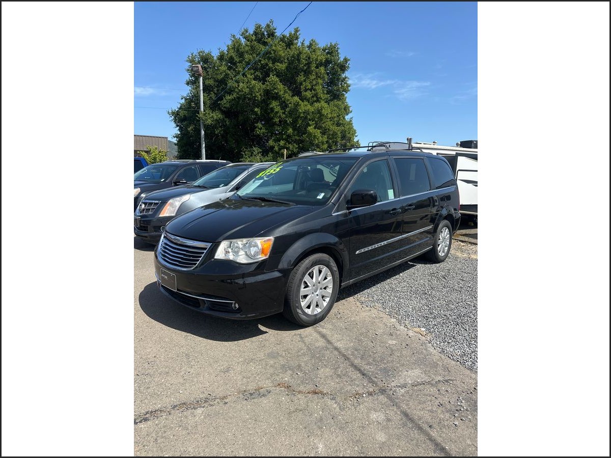 BLACK, 2013 CHRYSLER TOWN & COUNTRY Image 