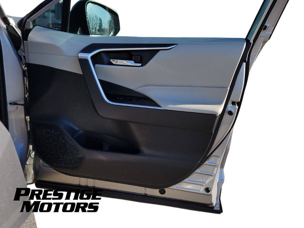 2021 Toyota RAV4 XLE - Photo 32
