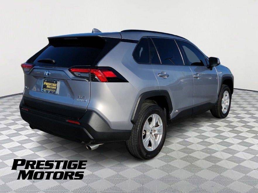 2021 Toyota RAV4 XLE - Photo 7