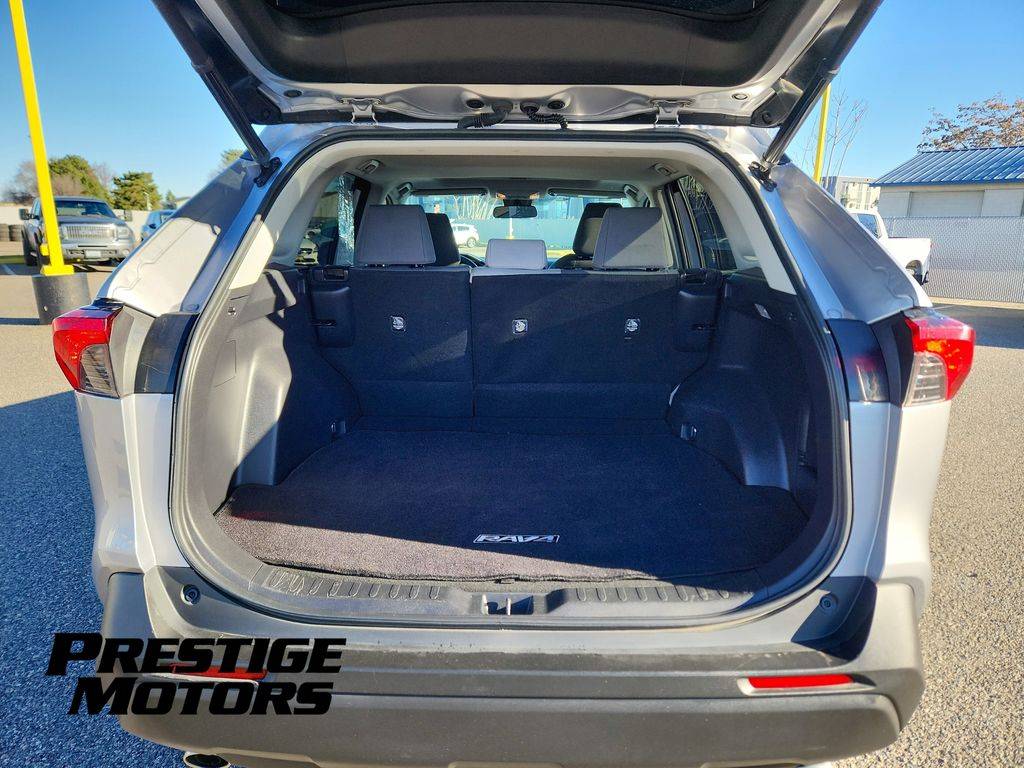 2021 Toyota RAV4 XLE - Photo 15