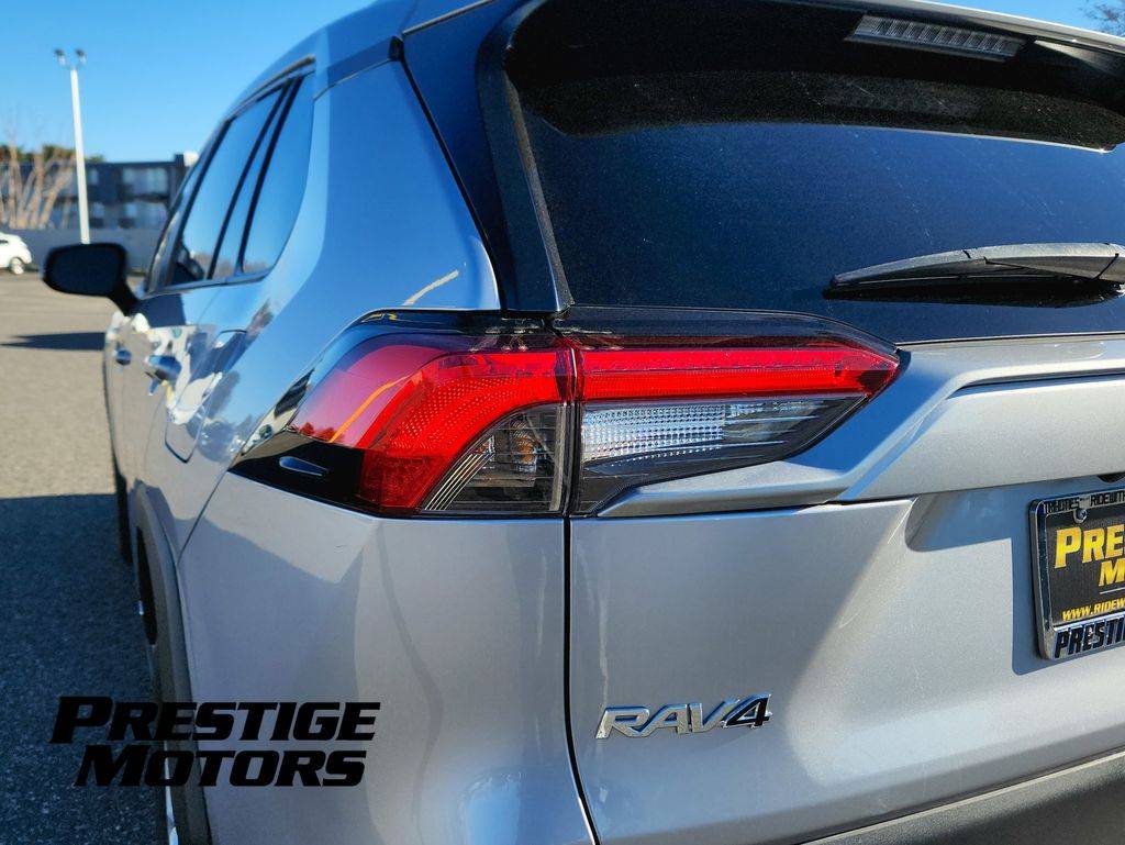 2021 Toyota RAV4 XLE - Photo 11