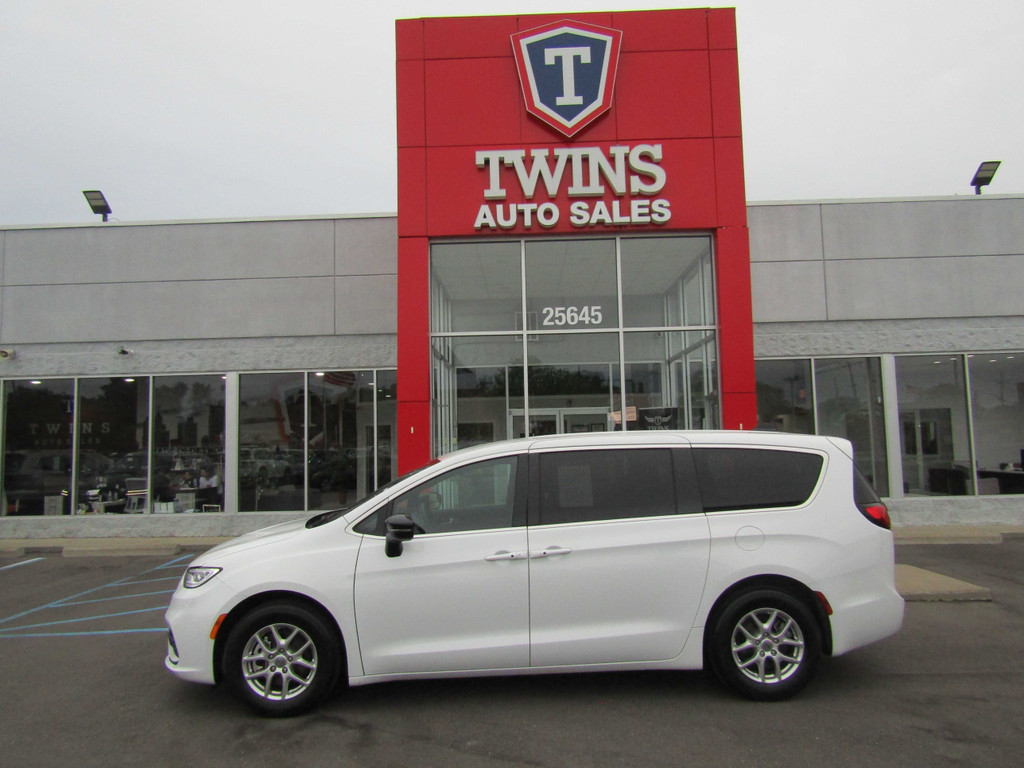 2025 CHRYSLER PACIFICA for sale in REDFORD