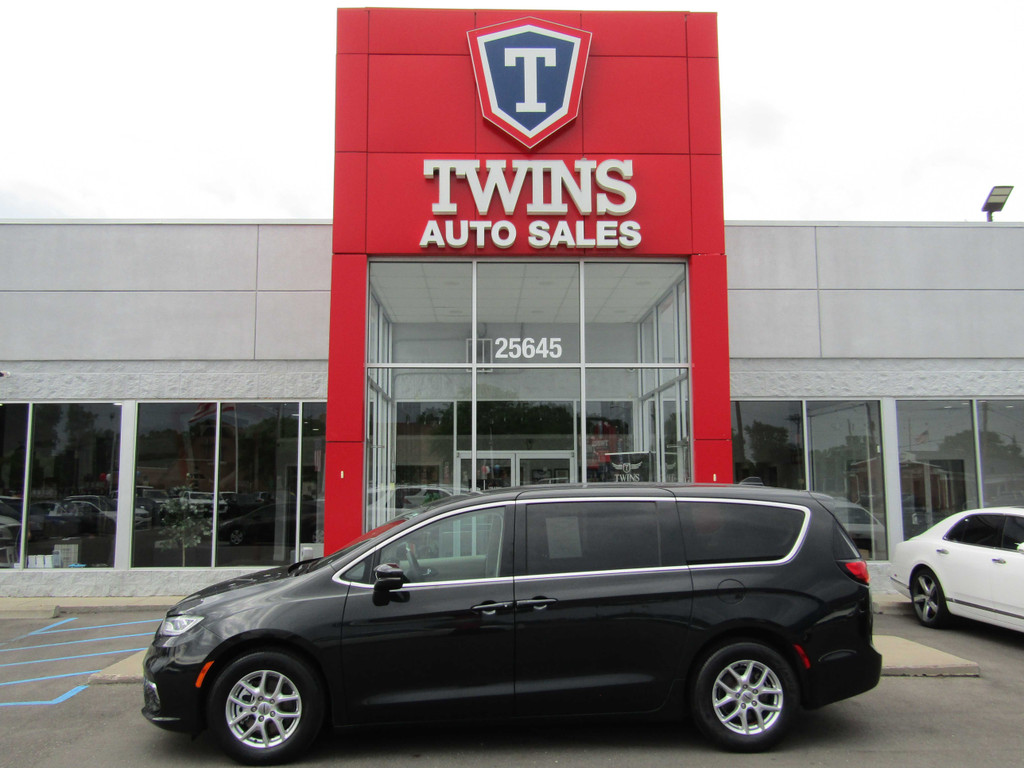 2023 CHRYSLER PACIFICA for sale in REDFORD