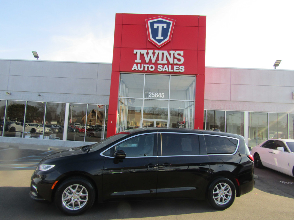 2025 CHRYSLER PACIFICA for sale in REDFORD