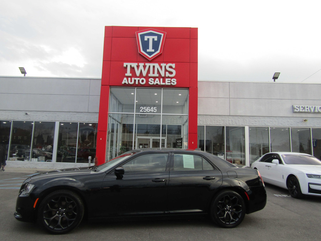 2019 CHRYSLER 300 for sale in REDFORD