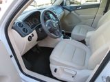 WHITE, 2012 VOLKSWAGEN TIGUAN Thumnail Image 9