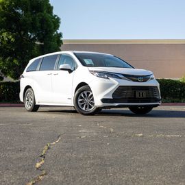 WHITE, 2021 TOYOTA SIENNA Image 
