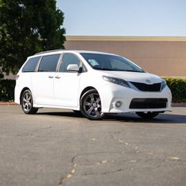 WHITE, 2015 TOYOTA SIENNA Image 