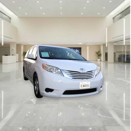 WHITE, 2015 TOYOTA SIENNA Image 