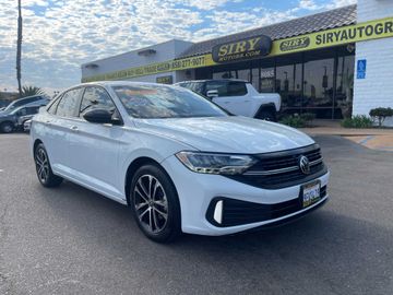 WHITE, 2023 VOLKSWAGEN JETTA Image 