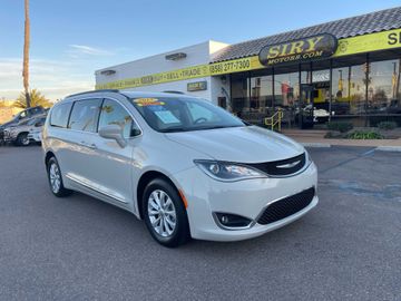 WHITE, 2017 CHRYSLER PACIFICA Image 