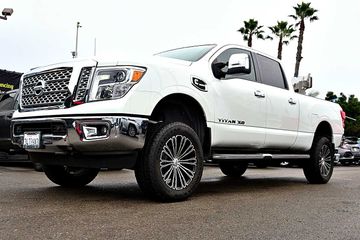 WHITE, 2016 NISSAN TITAN XD CREW CAB Image 