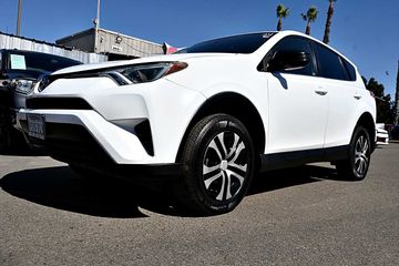 WHITE, 2018 TOYOTA RAV4 Image 