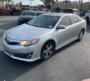 SILVER, 2013 TOYOTA CAMRY Image 
