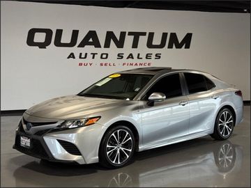 SILVER, 2019 TOYOTA CAMRY HYBRID Image 