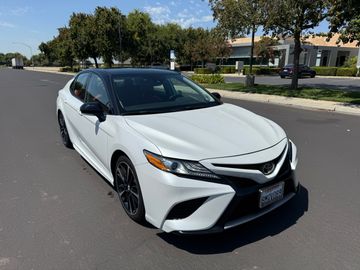 WHITE, 2019 TOYOTA CAMRY Image 