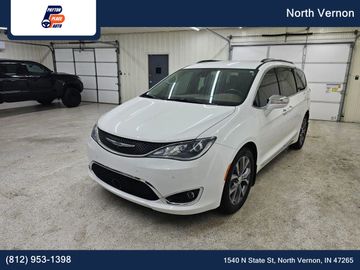 WHITE, 2017 CHRYSLER PACIFICA Image 