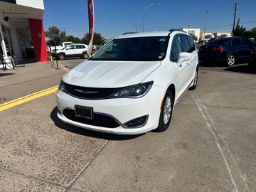 WHITE, 2018 CHRYSLER PACIFICA Image 