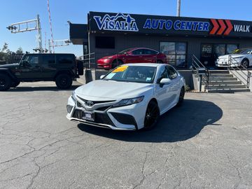 WHITE, 2023 TOYOTA CAMRY Image 