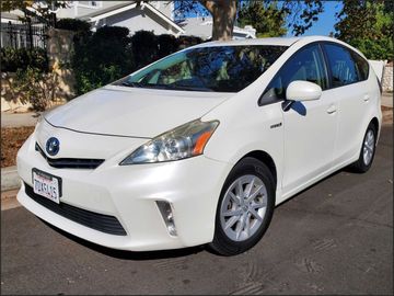 WHITE, 2013 TOYOTA PRIUS V Image 