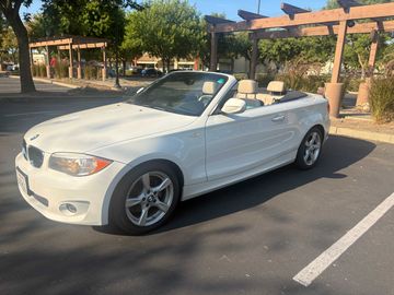 WHITE, 2013 BMW 1 SERIES Image 
