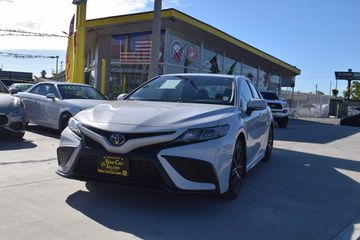 WHITE, 2023 TOYOTA CAMRY Image 