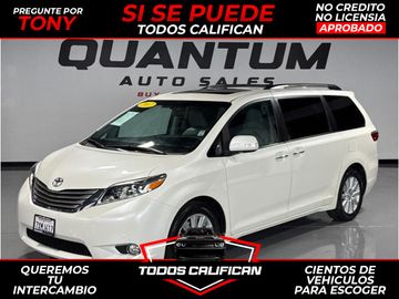 WHITE, 2017 TOYOTA SIENNA Image 