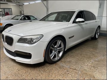 WHITE, 2014 BMW 7 SERIES Image 