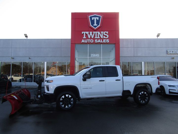 WHITE, 2020 CHEVROLET SILVERADO 2500 HD DOUBLE CAB  PLOW TRUCK Image 