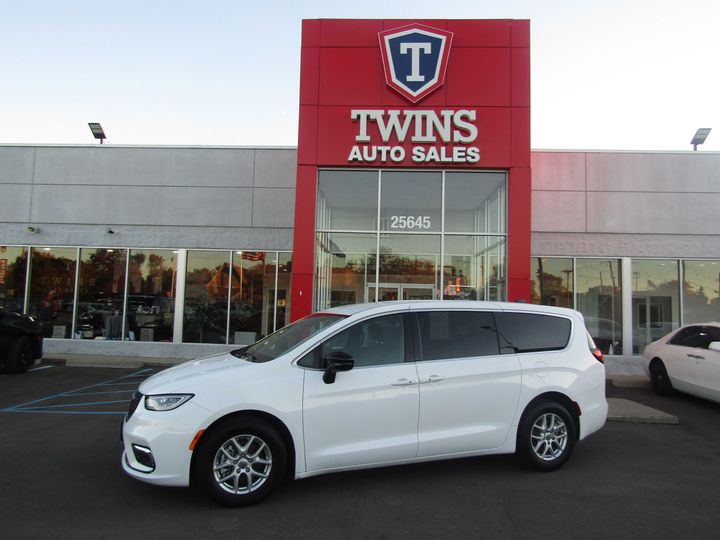 WHITE, 2024 CHRYSLER PACIFICA Image 