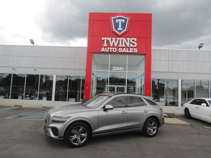 SILVER, 2022 GENESIS GV70 Image 