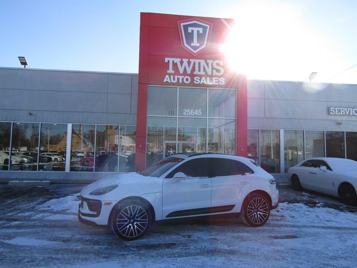 WHITE, 2022 PORSCHE MACAN Image 