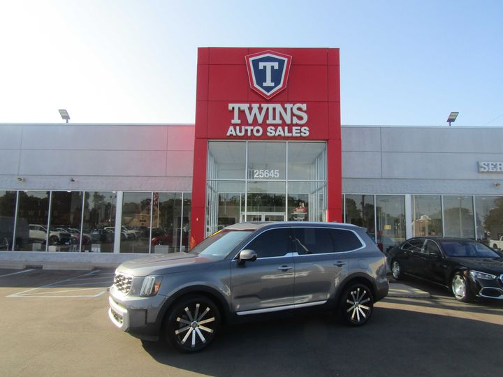 SILVER, 2023 KIA TELLURIDE Image 