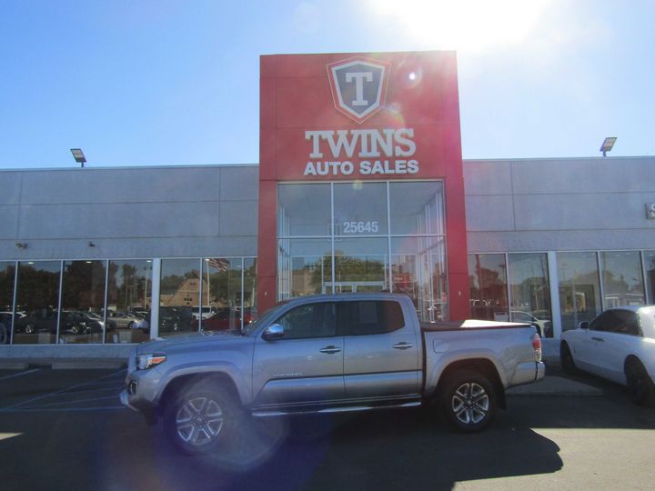 SILVER, 2017 TOYOTA TACOMA DOUBLE CAB Image 