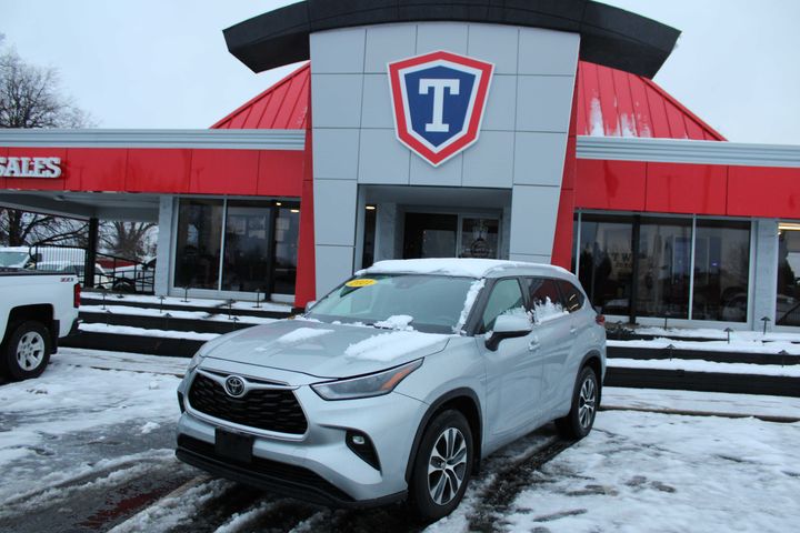 SILVER, 2021 TOYOTA HIGHLANDER Image 