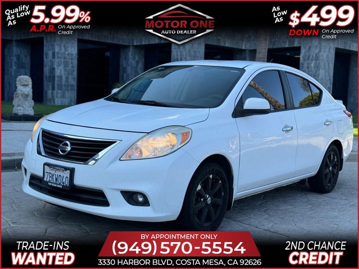 WHITE, 2013 NISSAN VERSA Image 