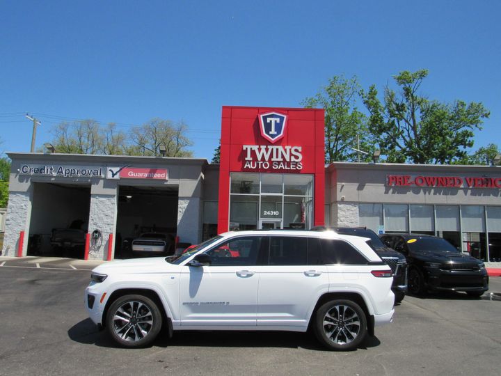 WHITE, 2023 JEEP GRAND CHEROKEE 4XE Image 