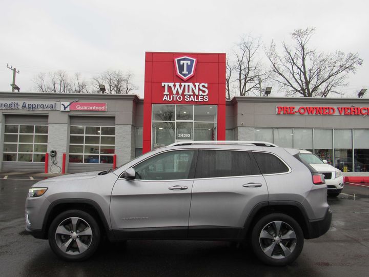 SILVER, 2019 JEEP CHEROKEE Image 