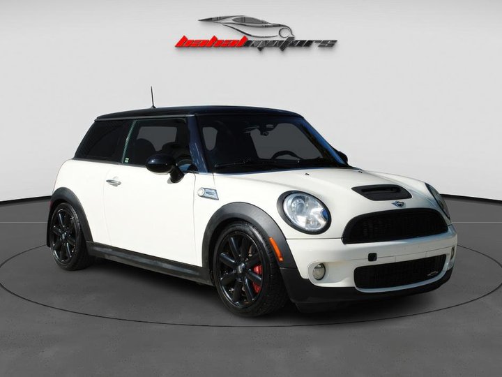 WHITE, 2010 MINI HARDTOP Image 