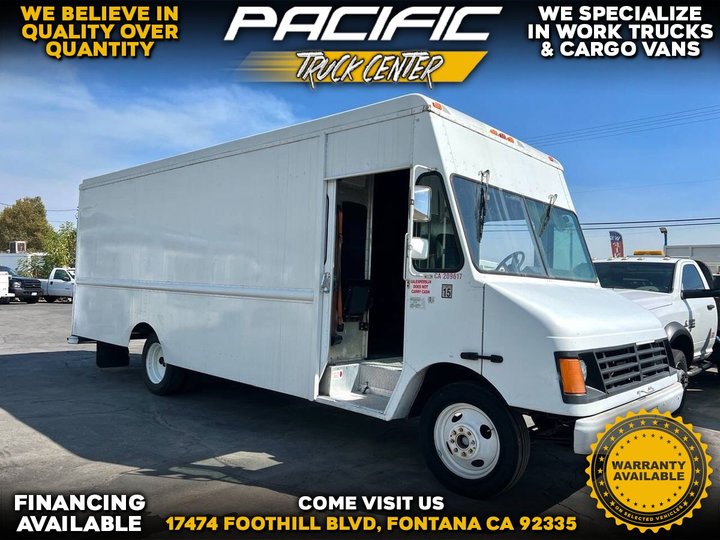 White, 2005 Workhorse P42 Image 