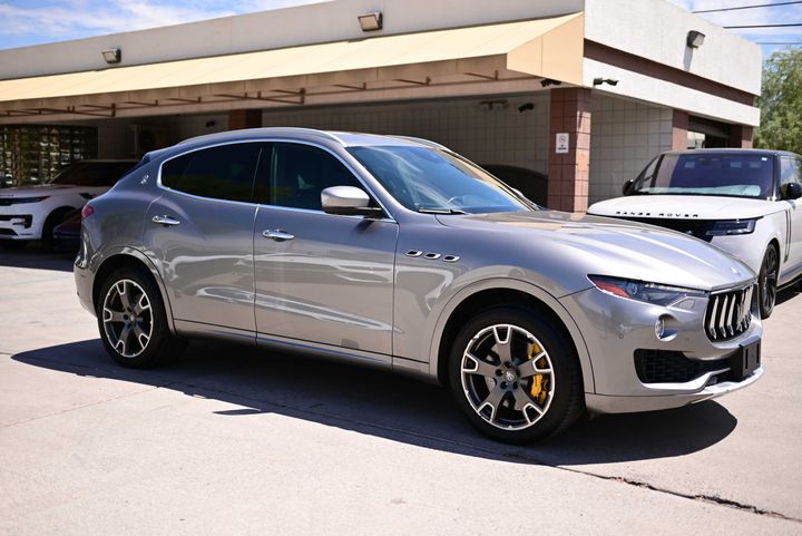 GRAY, 2017 MASERATI LEVANTE Image 
