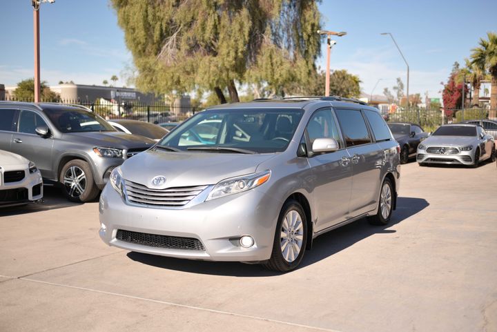 WHITE, 2017 TOYOTA SIENNA Image 