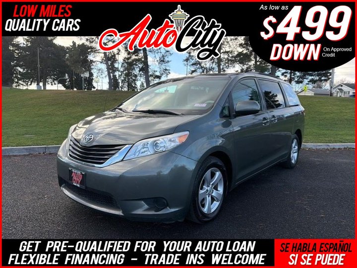 2013 Toyota Sienna LE's photo