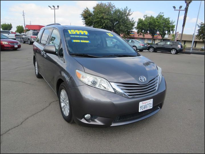 2015 Toyota Sienna XLE's photo