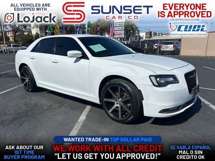 WHITE, 2018 CHRYSLER 300 Image 