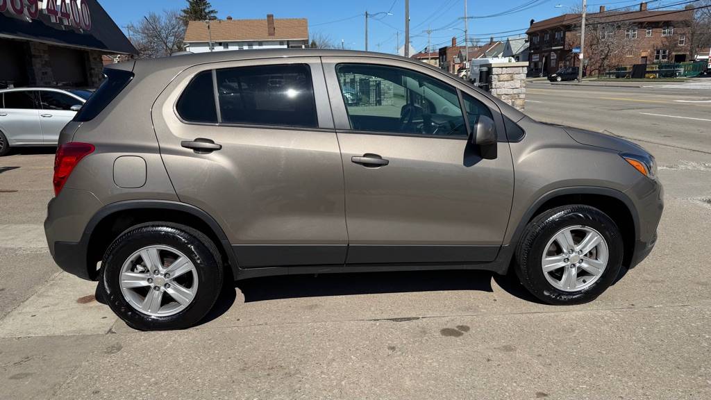 2022 Chevrolet Trax LS - Photo 6