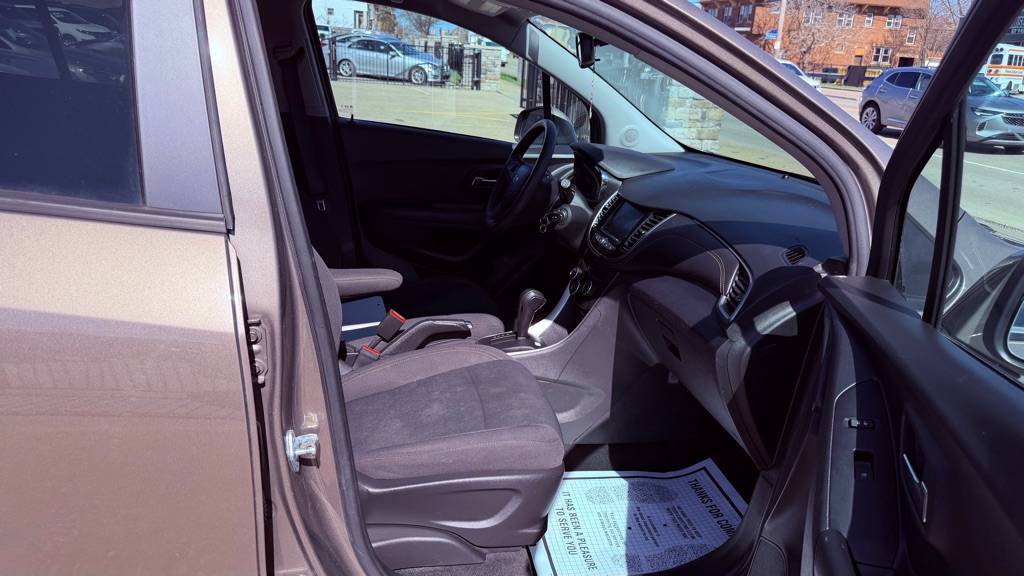 2022 Chevrolet Trax LS - Photo 11
