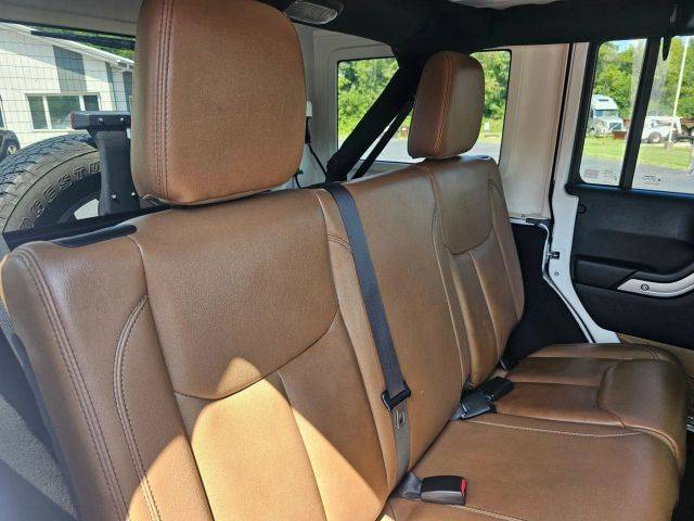 2014 Jeep Wrangler Unlimited Sahara - Photo 13